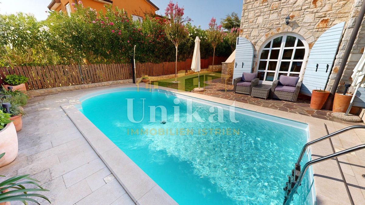 Dvojna hiša z bazenom v istrskem slogu